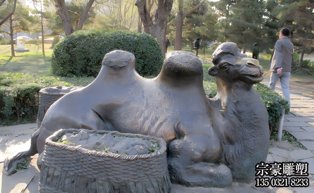 公園里的純銅鑄造駱駝，臥地休息的駱駝銅雕