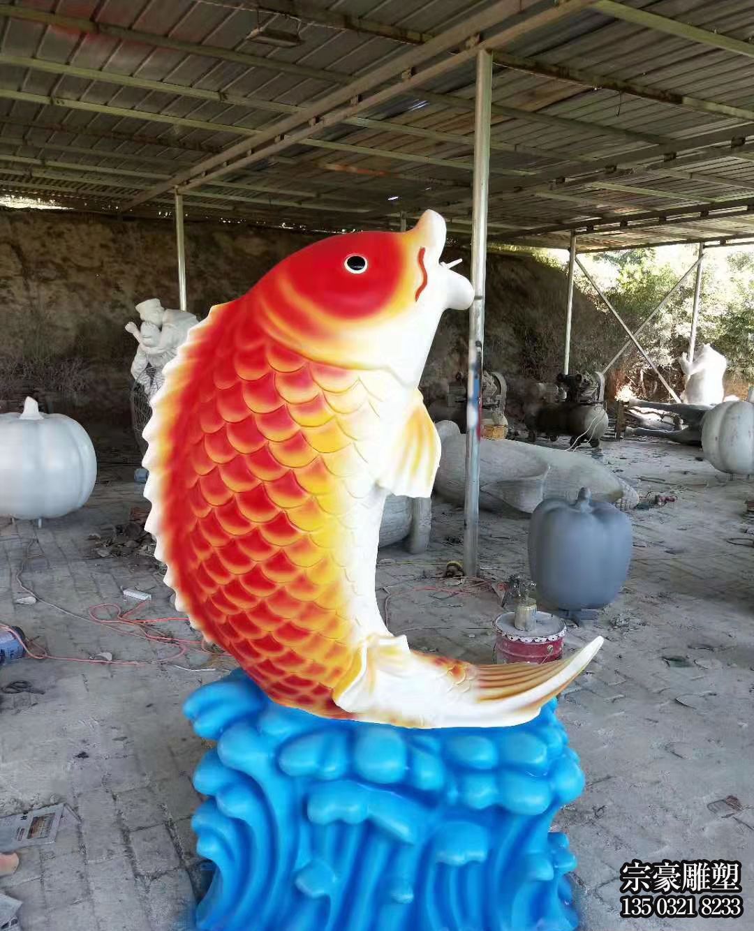 中國風(fēng)玻璃鋼彩繪鯉魚景觀雕塑 中國風(fēng)玻璃鋼彩繪鯉魚景觀雕塑